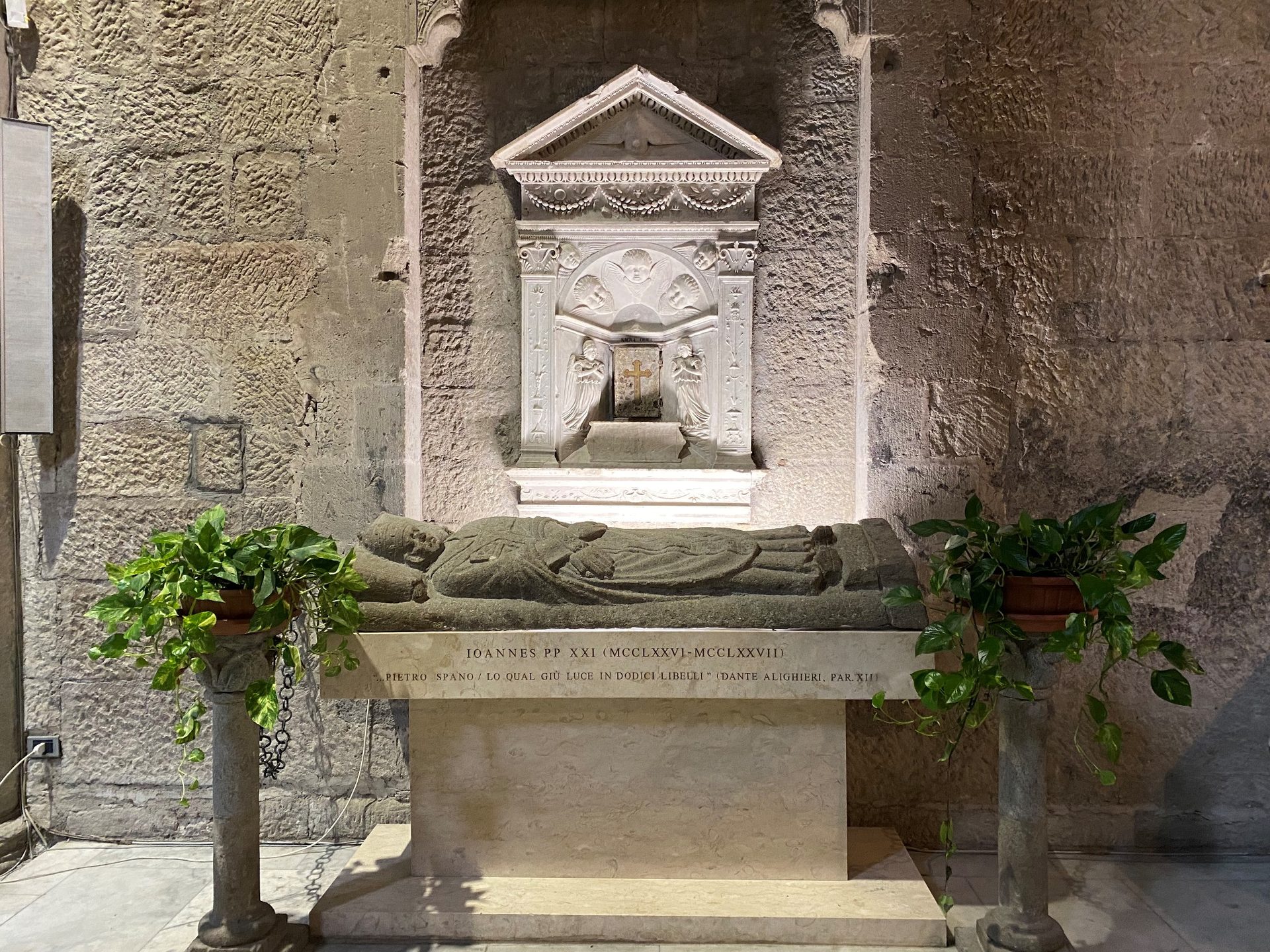 Peter%20of%20Spain%27s%20tomb%2C%20Viterbo%20%28by%20Maria%20Giovanna%20Proietti%29%20%282%29.JPG